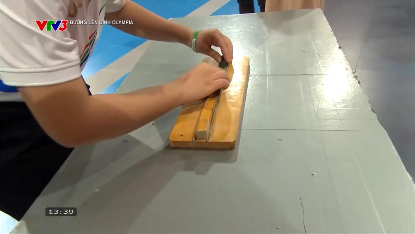 Trân Châu dễ dàng giải được câu hỏi thực tế môn vật lý.