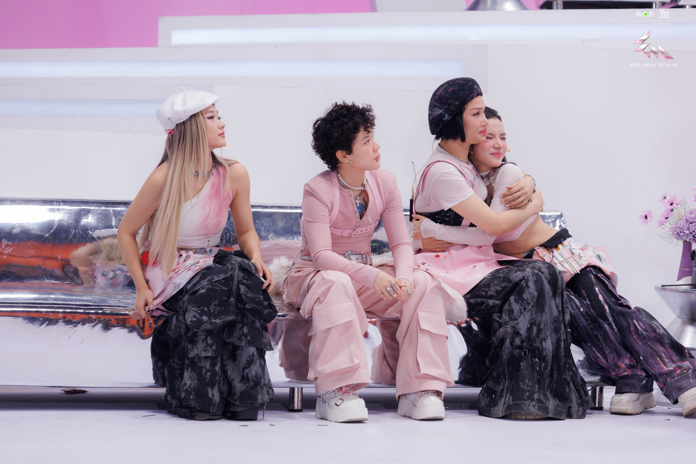 Là một nghệ sĩ đa tài, có thể hát, sáng tác, nhảy và sở hữu ngoại hình sáng sân khấu, việc LyLy ra về sớm khiến netizen hụt hẫng.