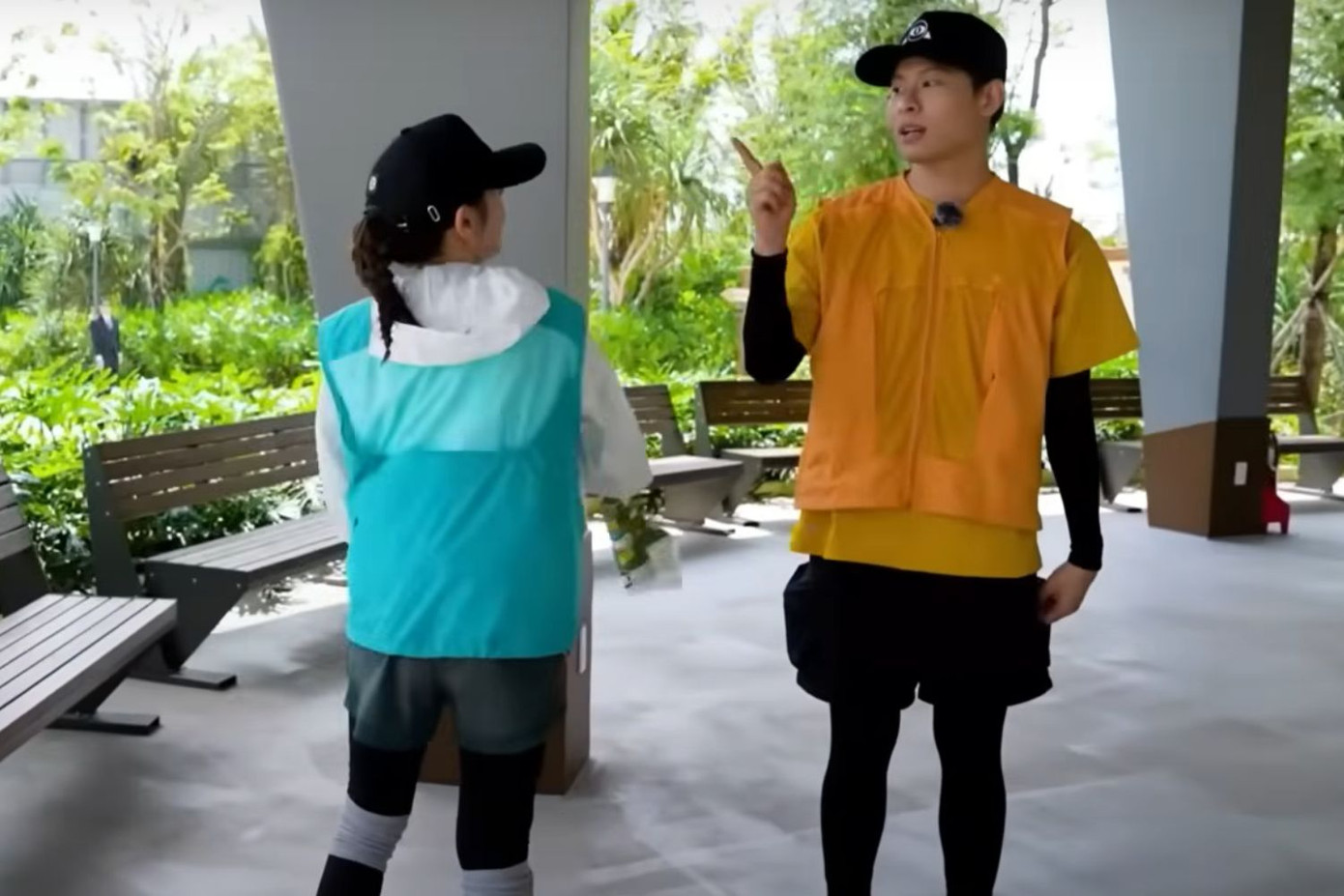 HURRYKNG bị cô bạn đồng niên &quot;tác động vật lý&quot; vì quá nhây.