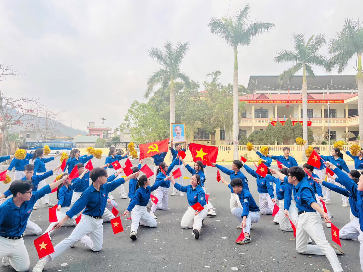 Ảnh: Đoàn trường THPT Hoàng Văn Thụ-UB-QN