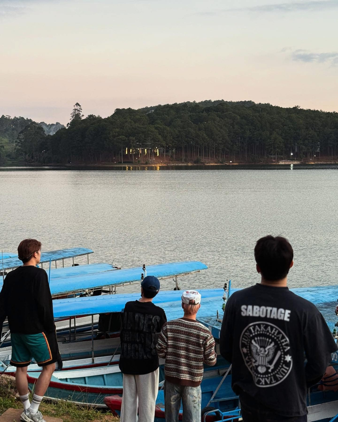 4 anh trai bất ngờ "đánh úp" fan bằng chuyến đi Đà Lạt. 4 anh trai bất ngờ "đánh úp" fan bằng chuyến đi Đà Lạt.