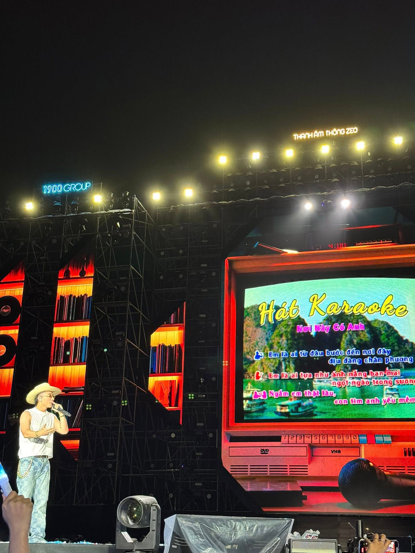 Sơn Tùng "chơi lớn" hát karaoke ca khúc Nơi Này Có Anh cùng khán giả ngay trên sân khấu. Nguồn: Facebook Nguyễn Phương Thảo Sơn Tùng "chơi lớn" hát karaoke ca khúc Nơi Này Có Anh cùng khán giả ngay trên sân khấu. Nguồn: Facebook Nguyễn Phương Thảo