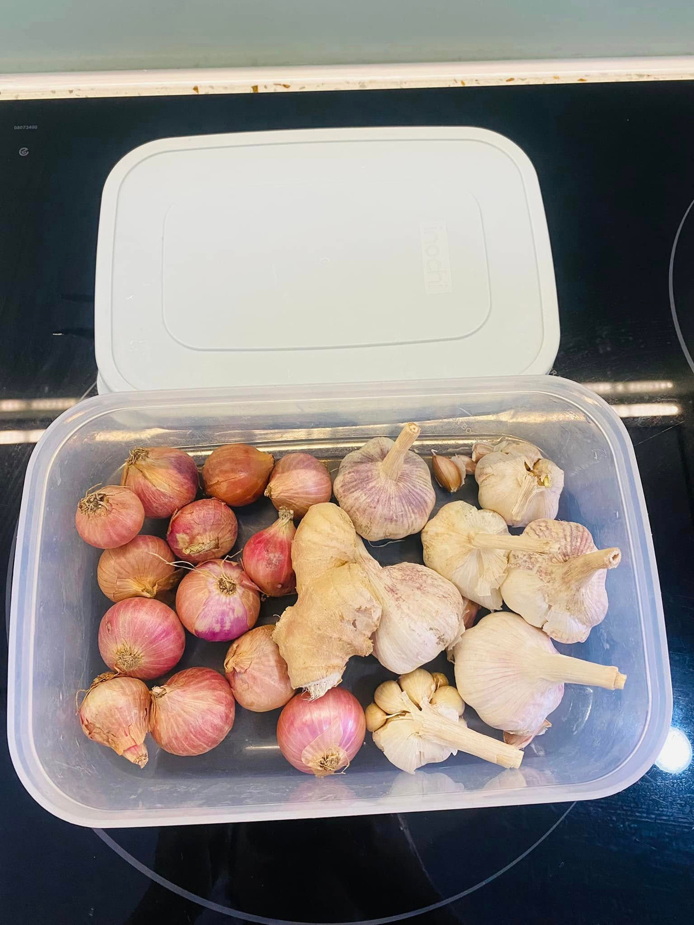 Bên cạnh dọn dẹp vệ sinh nhà trước khi lên xe về quê, hội yêu bếp còn chia sẻ mẹo để hành tỏi vào tủ lạnh để không bị mọc mầm. Ảnh: Nguyễn Quỳnh Mai Bên cạnh dọn dẹp vệ sinh nhà trước khi lên xe về quê, hội yêu bếp còn chia sẻ mẹo để hành tỏi vào tủ lạnh để không bị mọc mầm. Ảnh: Nguyễn Quỳnh Mai