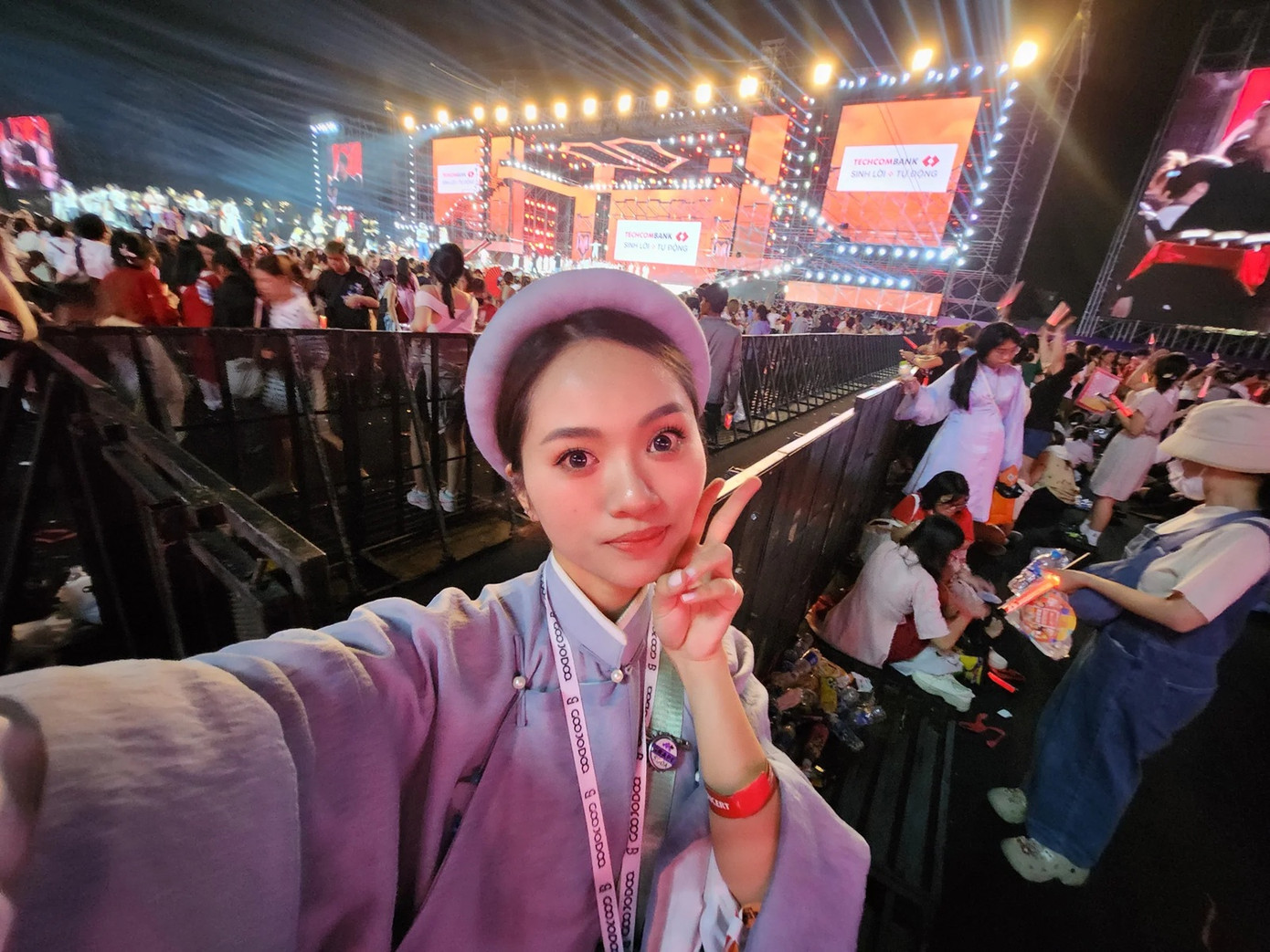 Những tà áo dài truyền thống với đủ sắc màu được bắt gặp trong không gian âm nhạc. Nguồn: @nkly0105.