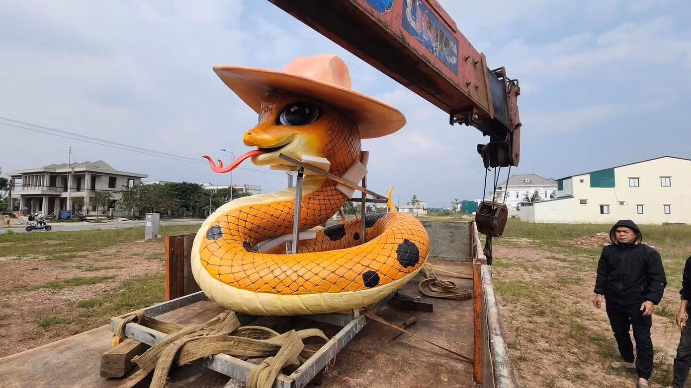 Bức tượng rắn được trưng bày ở công viên trung tâm thị trấn Lao Bảo, tỉnh Quảng Trị. Ảnh: Weibo Việt Nam