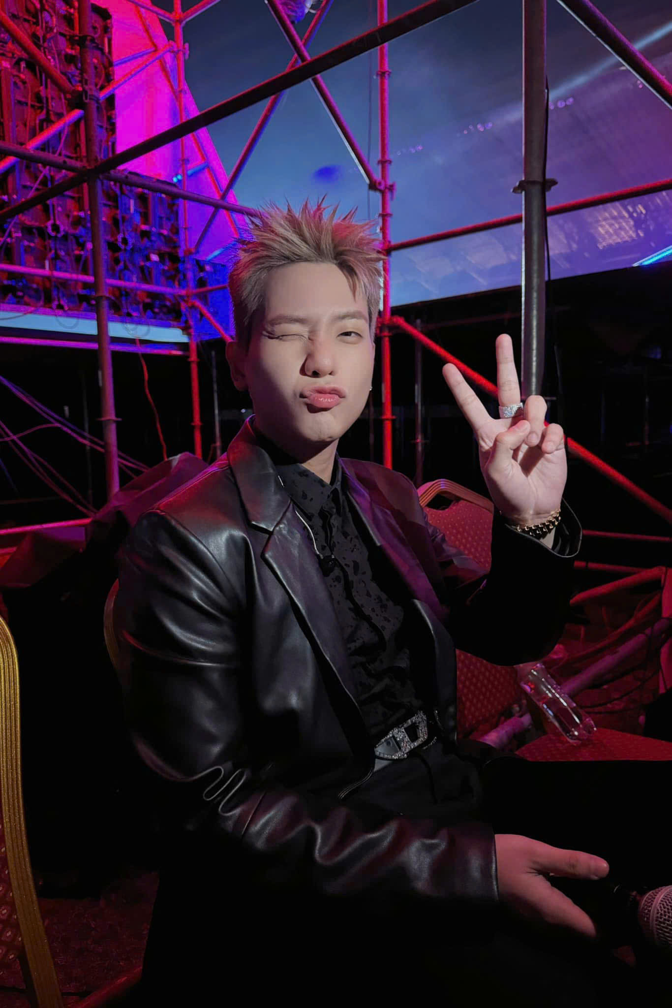 Dù đây đã là đêm diễn thứ năm nhưng quản lí cho biết nam ca sĩ vẫn trong trạng thái lo lắng.