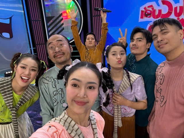 Nhiều tin đồn về việc 7 Nụ Cười Xuân dừng phát sóng. Nhiều tin đồn về việc 7 Nụ Cười Xuân dừng phát sóng.