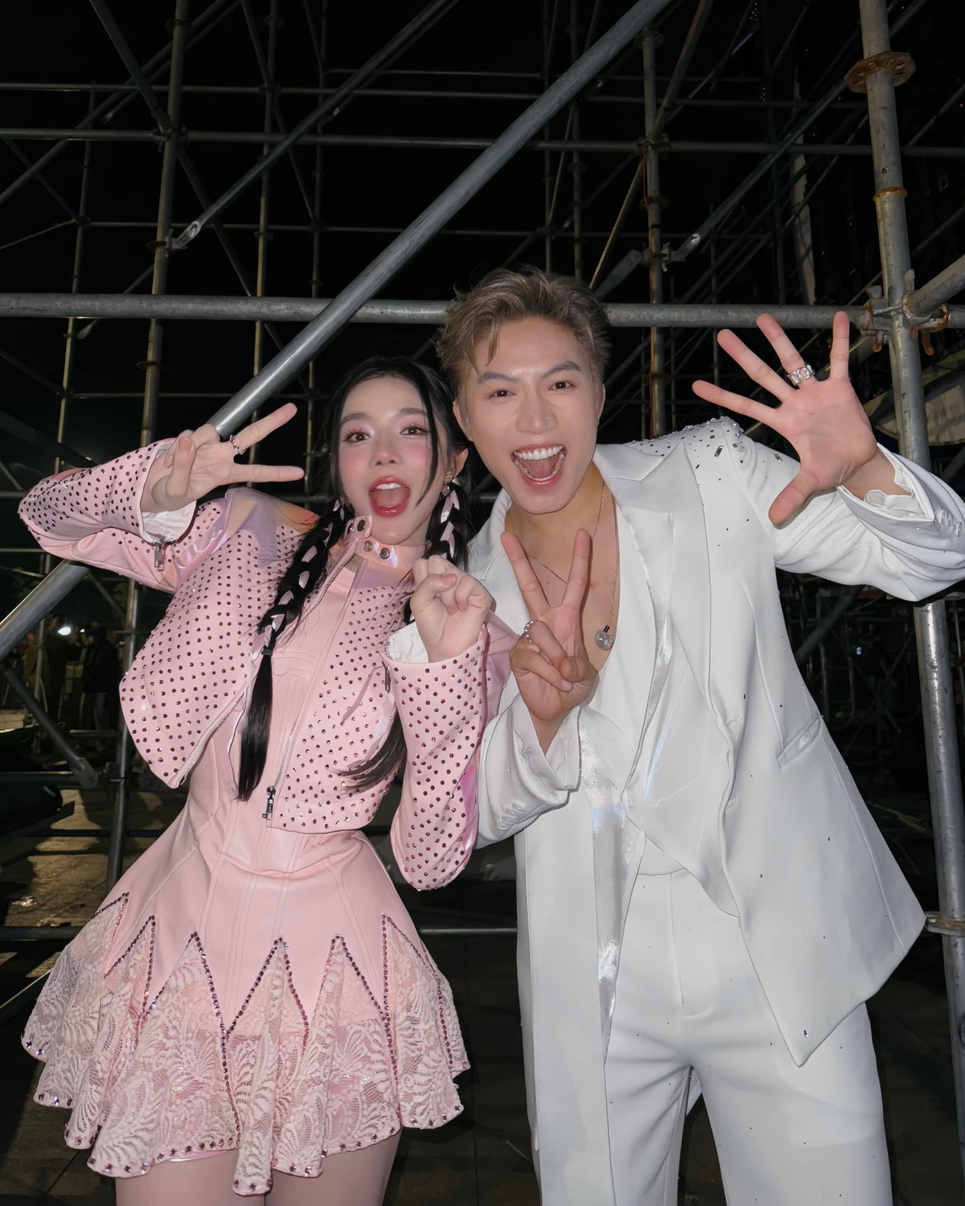 Anh Tú "Voi" chào năm mới tại Bình Định cùng LyLy, hài hước trêu ghẹo fan: "Chúc cả nhà năm nay không có ế nhó". Ảnh: FB Anh Tú Anh Tú "Voi" chào năm mới tại Bình Định cùng LyLy, hài hước trêu ghẹo fan: "Chúc cả nhà năm nay không có ế nhó". Ảnh: FB Anh Tú