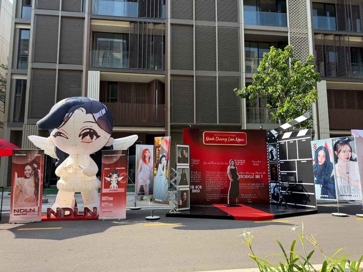 Ninh Dương Lan Ngọc được FC chuẩn bị 2 booth chụp ảnh. Ảnh: @takane_nohana0404