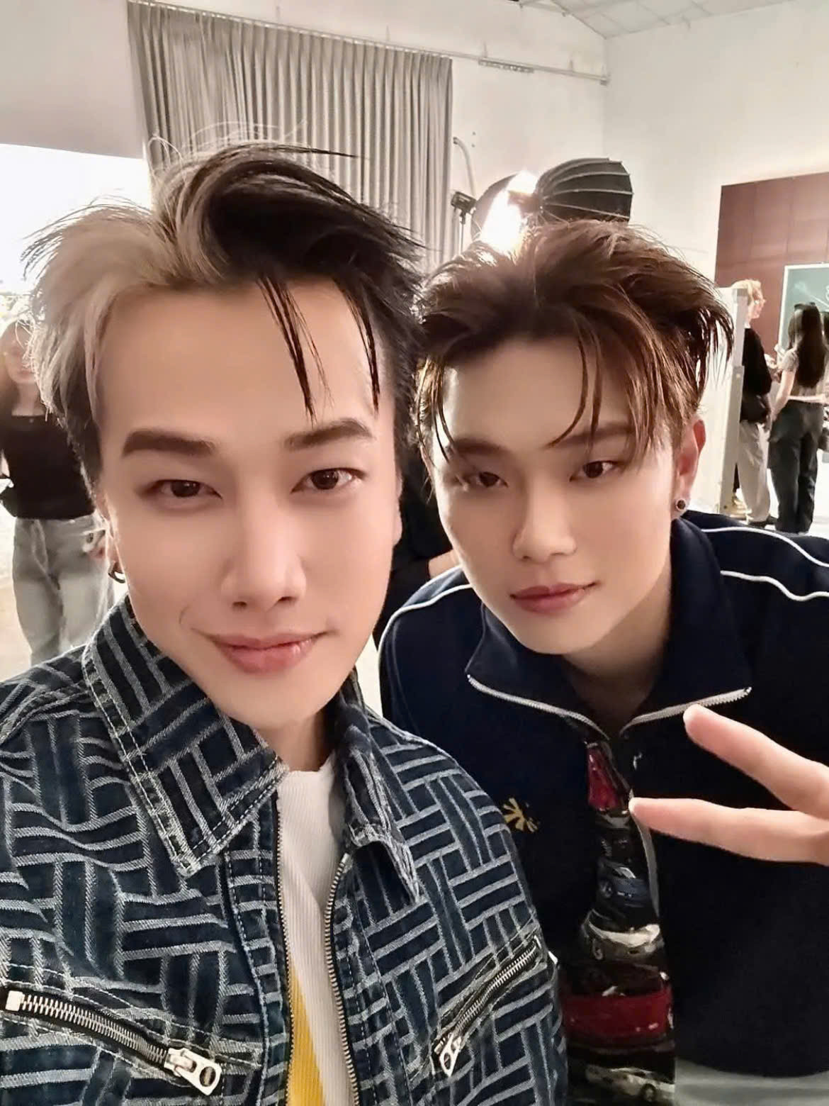 Cùng thời điểm này, Dương Domic và Lou Hoàng cũng đang ghi hình một chương trình nào đó. Cùng thời điểm này, Dương Domic và Lou Hoàng cũng đang ghi hình một chương trình nào đó.