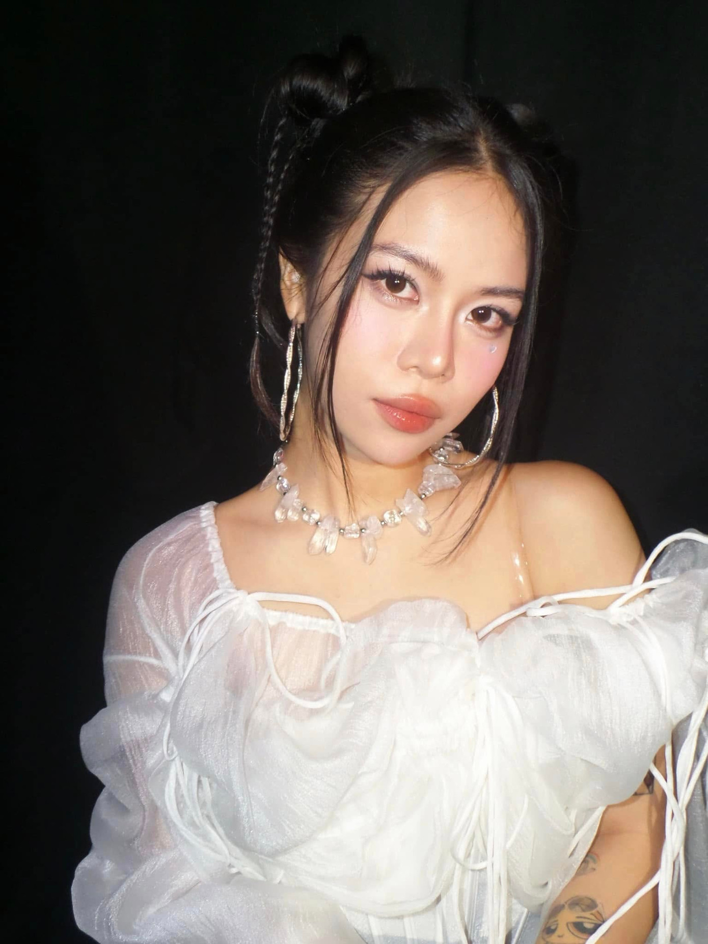 Giọng ca sinh năm 2000 thay đổi linh hoạt về &quot;giao diện&quot; mỗi lần lên sân khấu, &quot;cân đẹp&quot; các tạo hình từ cá tính, năng động đến gợi cảm.