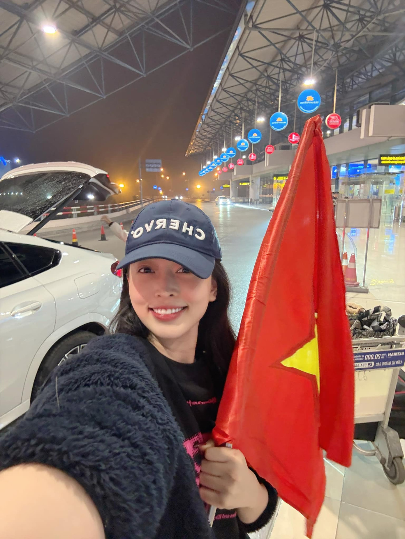 Á hậu Phương Nga hòa chung niềm vui chiến thắng: "Vừa hạ cánh sân bay Nội Bài mà trong xe lại có sẵn lá cờ thì mình nên làm gì nhỉ". Á hậu Phương Nga hòa chung niềm vui chiến thắng: "Vừa hạ cánh sân bay Nội Bài mà trong xe lại có sẵn lá cờ thì mình nên làm gì nhỉ".