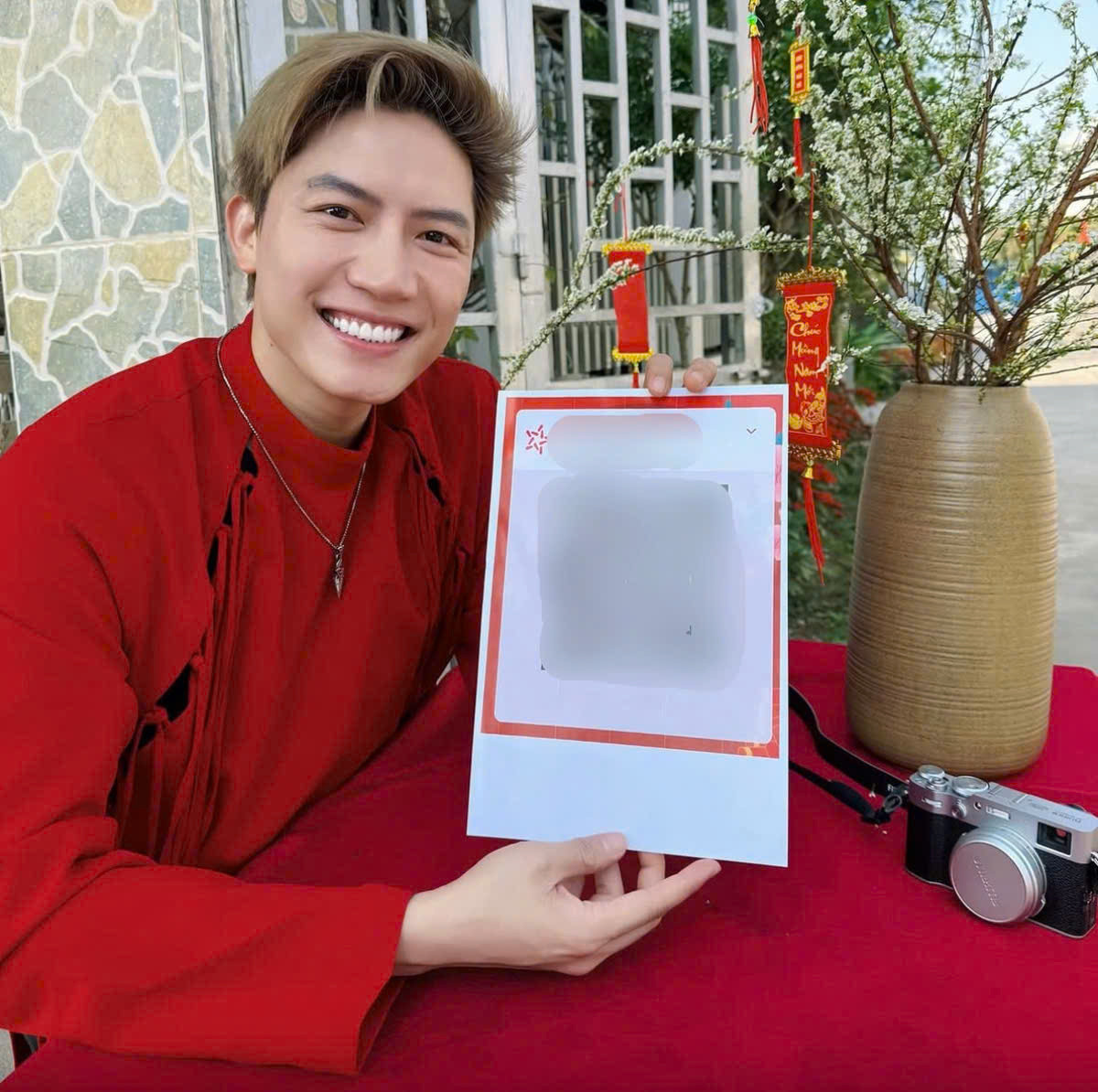 Anh Tú Voi bị &quot;bế&quot; lên các hội nhóm &quot;đu idol&quot; vì hành động này.