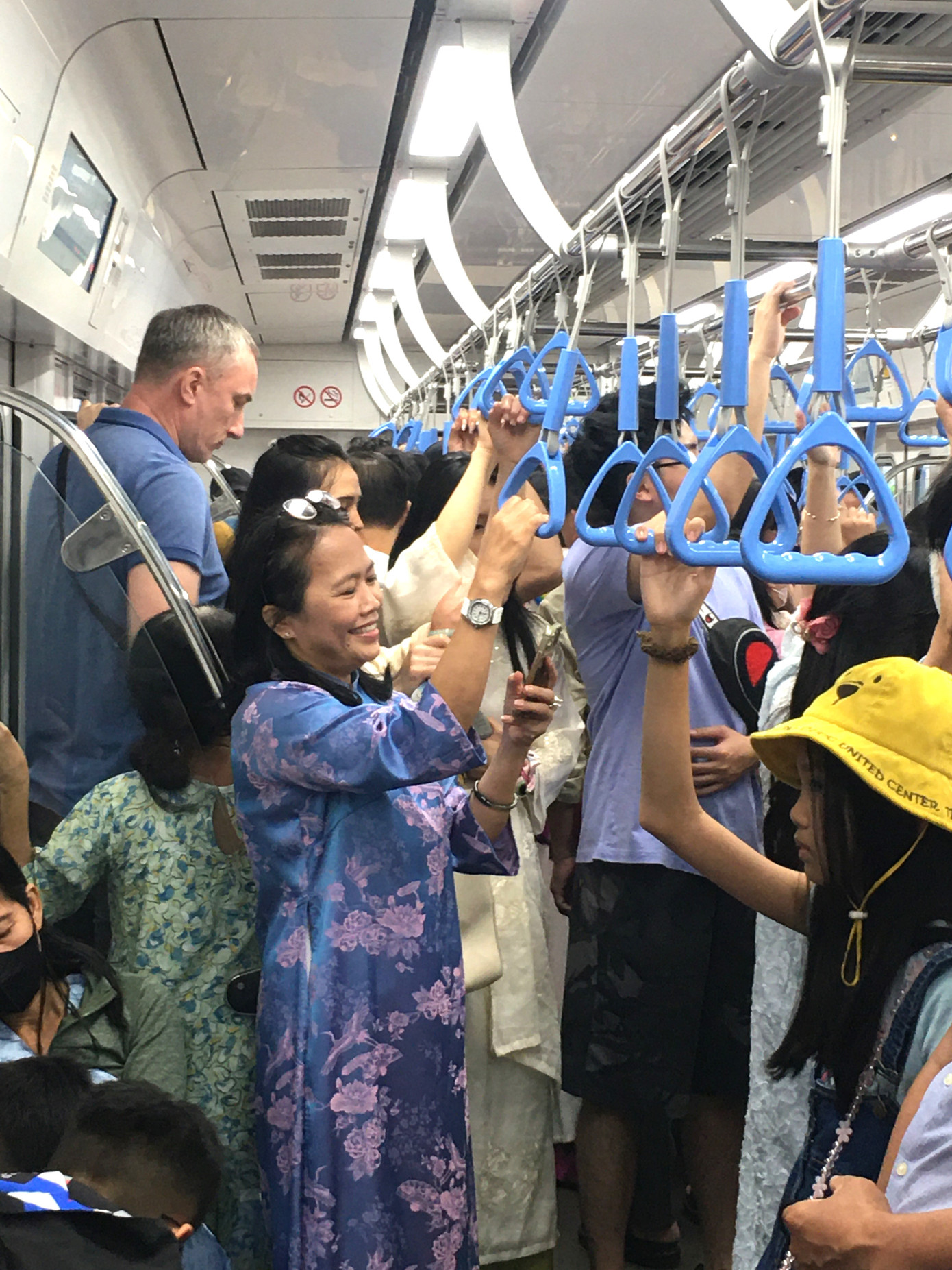 Hành khách vui vẻ ghi lại khoảnh khắc tàu chạy.