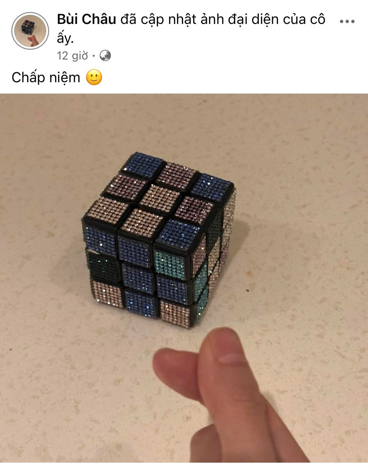 Hành động này như một lời khẳng định "dù ai nói ngả nói nghiêng", nữ fashionista vẫn "mãi một niềm tin" với món đồ này. Hành động này như một lời khẳng định "dù ai nói ngả nói nghiêng", nữ fashionista vẫn "mãi một niềm tin" với món đồ này.