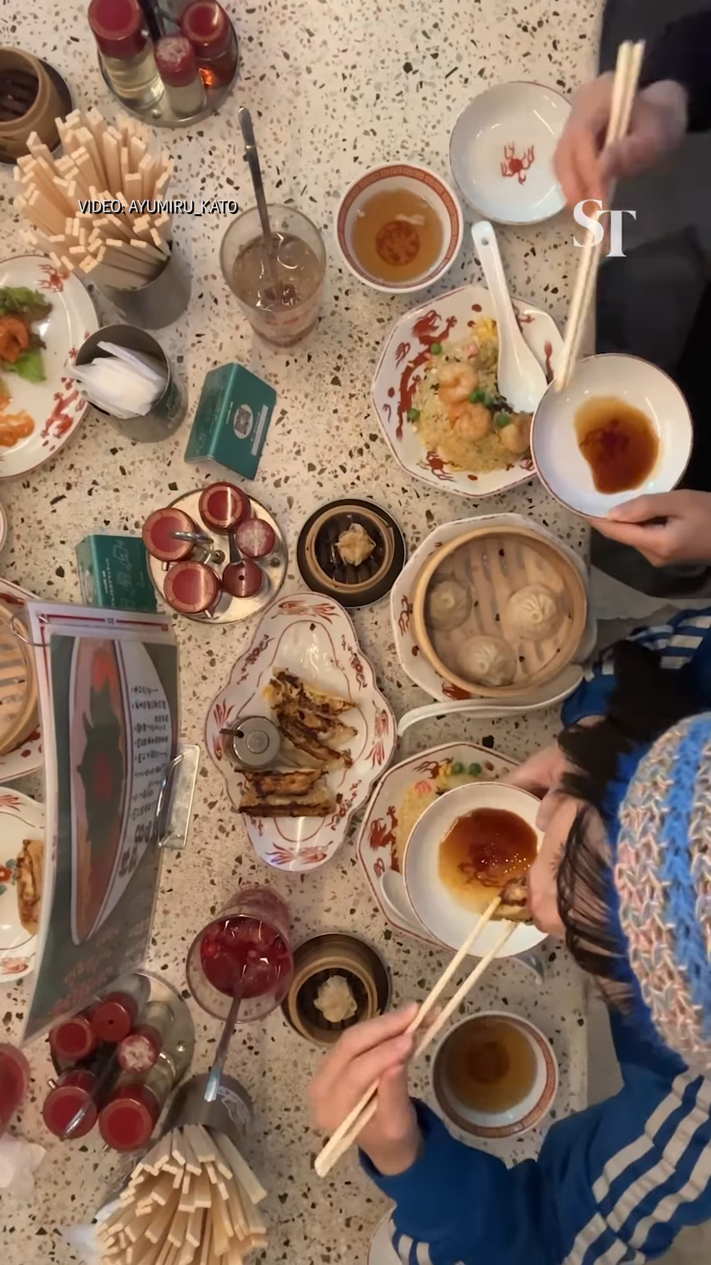 Góc quay từ trên cao cũng giúp thu được toàn cảnh bàn ăn, làm cho video sống động hơn và thể hiện được nhiều món ăn hơn. Ảnh: @straitstimesonline Góc quay từ trên cao cũng giúp thu được toàn cảnh bàn ăn, làm cho video sống động hơn và thể hiện được nhiều món ăn hơn. Ảnh: @straitstimesonline