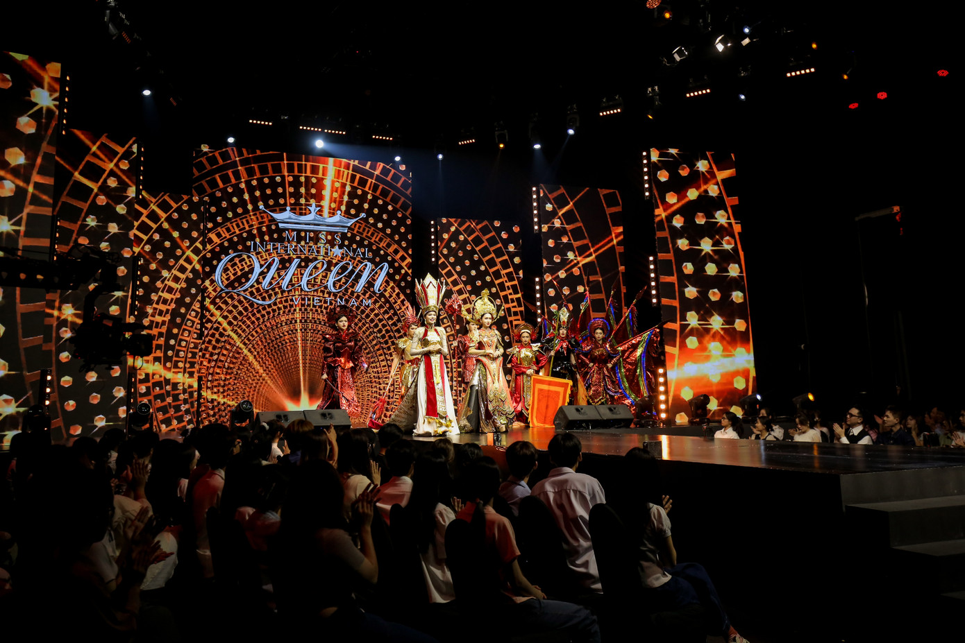 Tiếp nối, team Mentor Hoàng Phương đưa khán giả về cội nguồn của người phụ nữ qua thiết kế Hoa Trạng Nguyên, Nữ tướng Tây Sơn. Tiếp nối, team Mentor Hoàng Phương đưa khán giả về cội nguồn của người phụ nữ qua thiết kế Hoa Trạng Nguyên, Nữ tướng Tây Sơn.