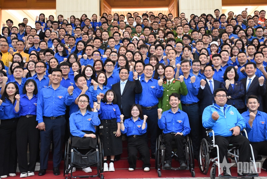 Thủ tướng chụp ảnh lưu niệm cùng các đại biểu thanh niên. Ảnh: Hoàng Chung/ Báo QĐND Thủ tướng chụp ảnh lưu niệm cùng các đại biểu thanh niên. Ảnh: Hoàng Chung/ Báo QĐND