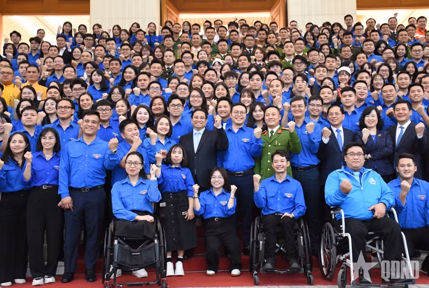 Thủ tướng chụp ảnh lưu niệm cùng các đại biểu thanh niên. Ảnh: Hoàng Chung/ Báo QĐND Thủ tướng chụp ảnh lưu niệm cùng các đại biểu thanh niên. Ảnh: Hoàng Chung/ Báo QĐND