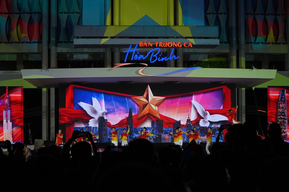 Chương trình biểu diễn kết hợp nhiều loại hình nghệ thuật đa dạng và ấn tượng. Nguồn: Sinh Viên Việt Nam