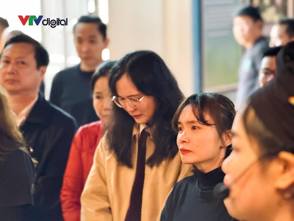 Các thành viên đi cùng cũng không giấu được nước mắt xúc động. Ảnh: VTV Digital Các thành viên đi cùng cũng không giấu được nước mắt xúc động. Ảnh: VTV Digital