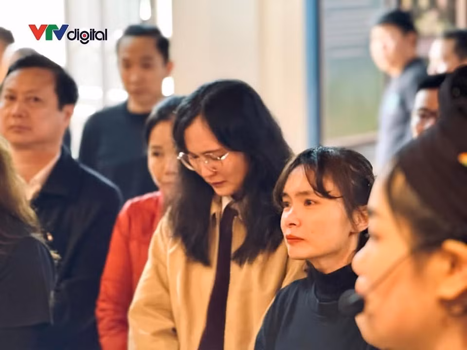 Các thành viên đi cùng cũng không giấu được nước mắt xúc động. Ảnh: VTV Digital