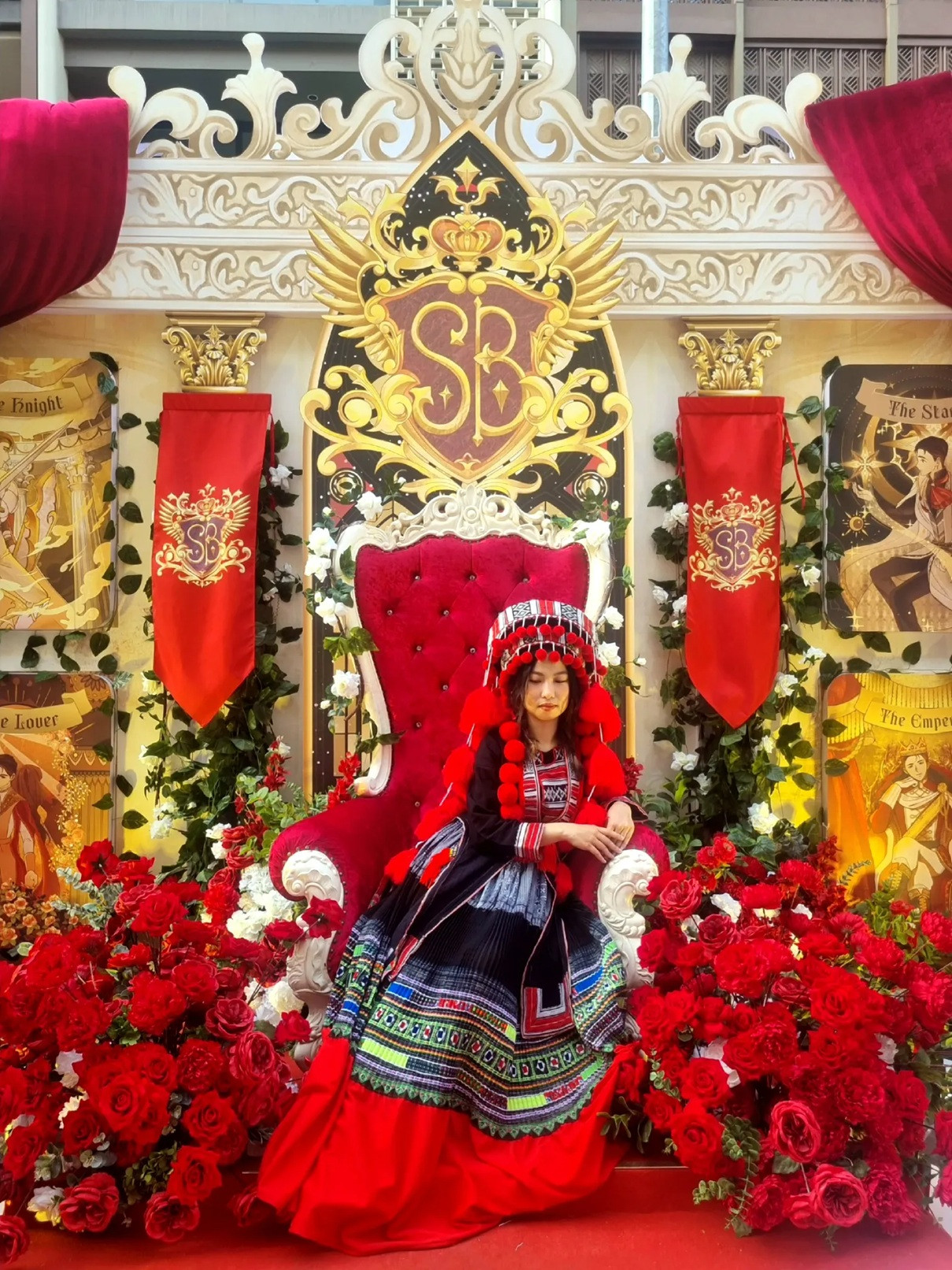 Chiếc váy thổ cẩm rực rỡ, tôn vinh vẻ đẹp của trang phục truyền thống. Nguồn: @le_kim_anh