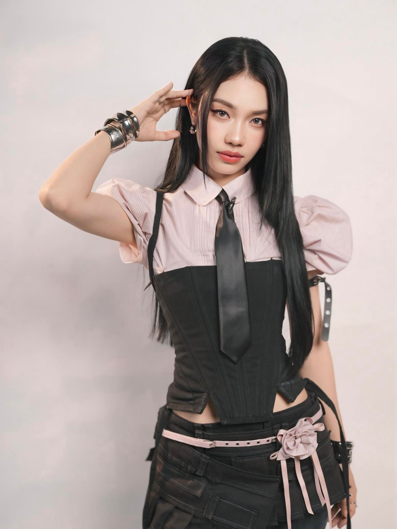 Hoàng Duyên trở về với thế mạnh vốn có trong Live Stage này. Hoàng Duyên trở về với thế mạnh vốn có trong Live Stage này.