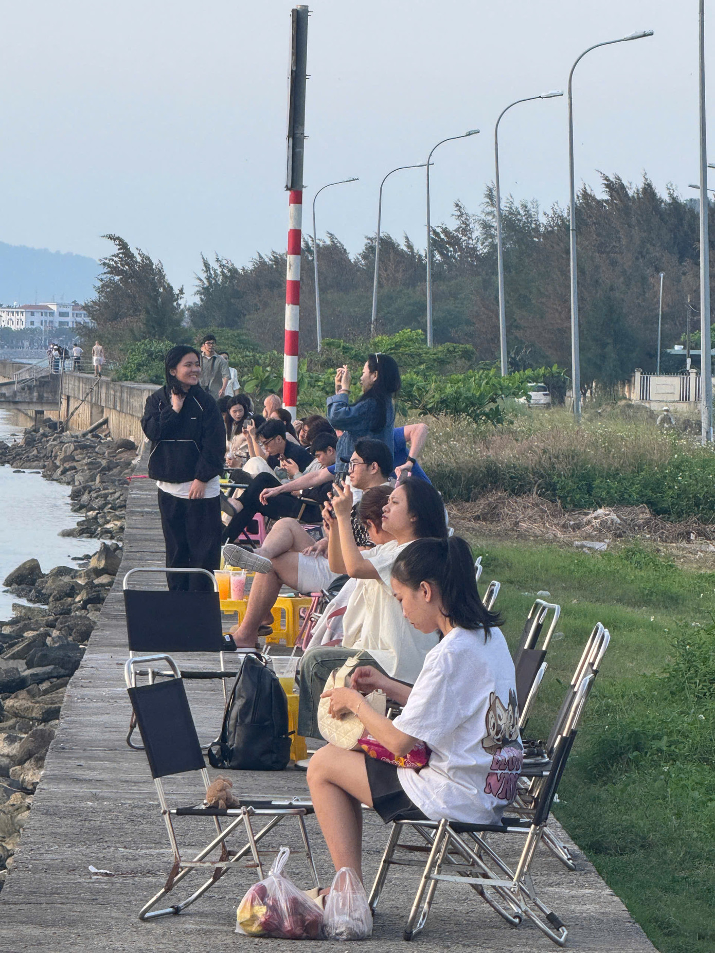 Càng về chiều càng đông bạn trẻ đổ về đây để ngắm hoàng hôn. Ảnh: Hữu Tùng