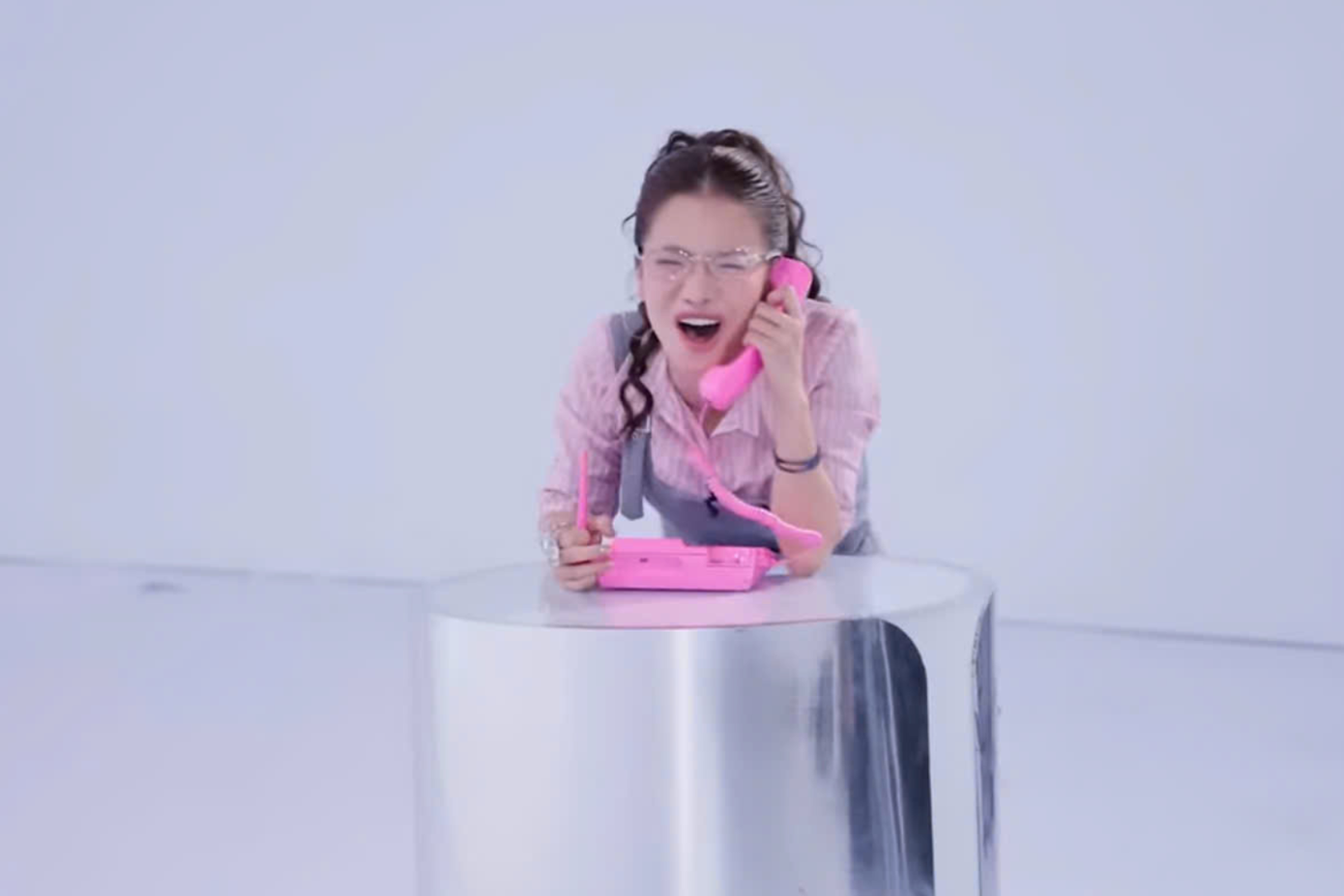 Lâm Bảo Ngọc hoá "anh hùng bất đắc dĩ" cứu các "em xinh" khỏi cuộc gọi "định mệnh". Lâm Bảo Ngọc hoá "anh hùng bất đắc dĩ" cứu các "em xinh" khỏi cuộc gọi "định mệnh".