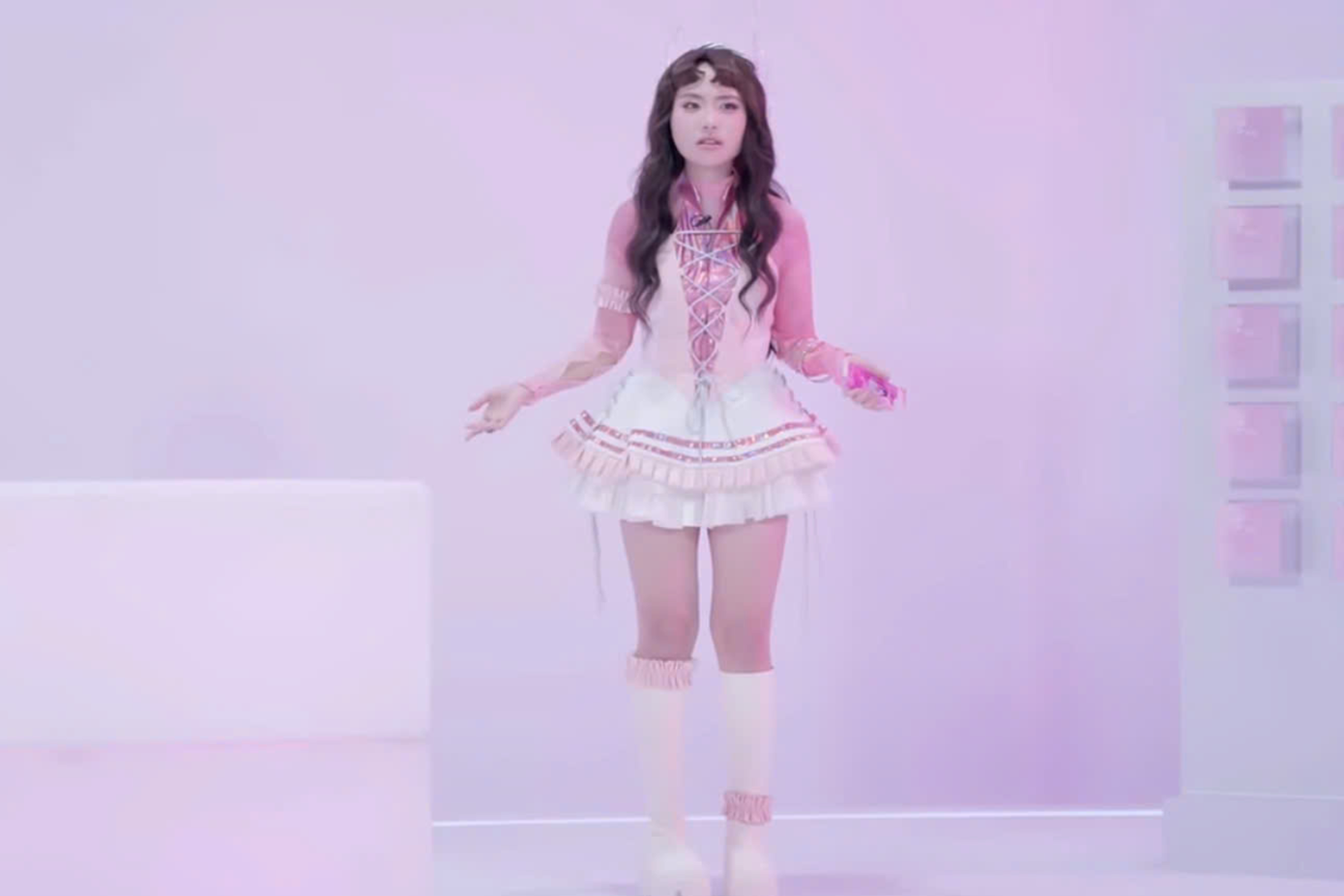 Phương Mỹ Chi thể hiện khả năng biên kịch khi tự tạo tình huống như bị bắt cóc đến khu vực động của Em Xinh “Say Hi”. Phương Mỹ Chi thể hiện khả năng biên kịch khi tự tạo tình huống như bị bắt cóc đến khu vực động của Em Xinh “Say Hi”.