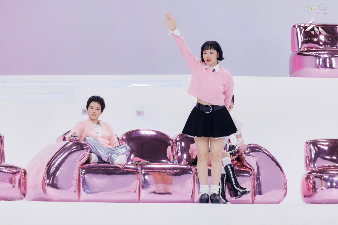 Miu Lê xung phong đoán tên các “em xinh” với câu khẳng định chắc nịch: “Nếu không đúng xin chương trình loại em đi”. Miu Lê xung phong đoán tên các “em xinh” với câu khẳng định chắc nịch: “Nếu không đúng xin chương trình loại em đi”.