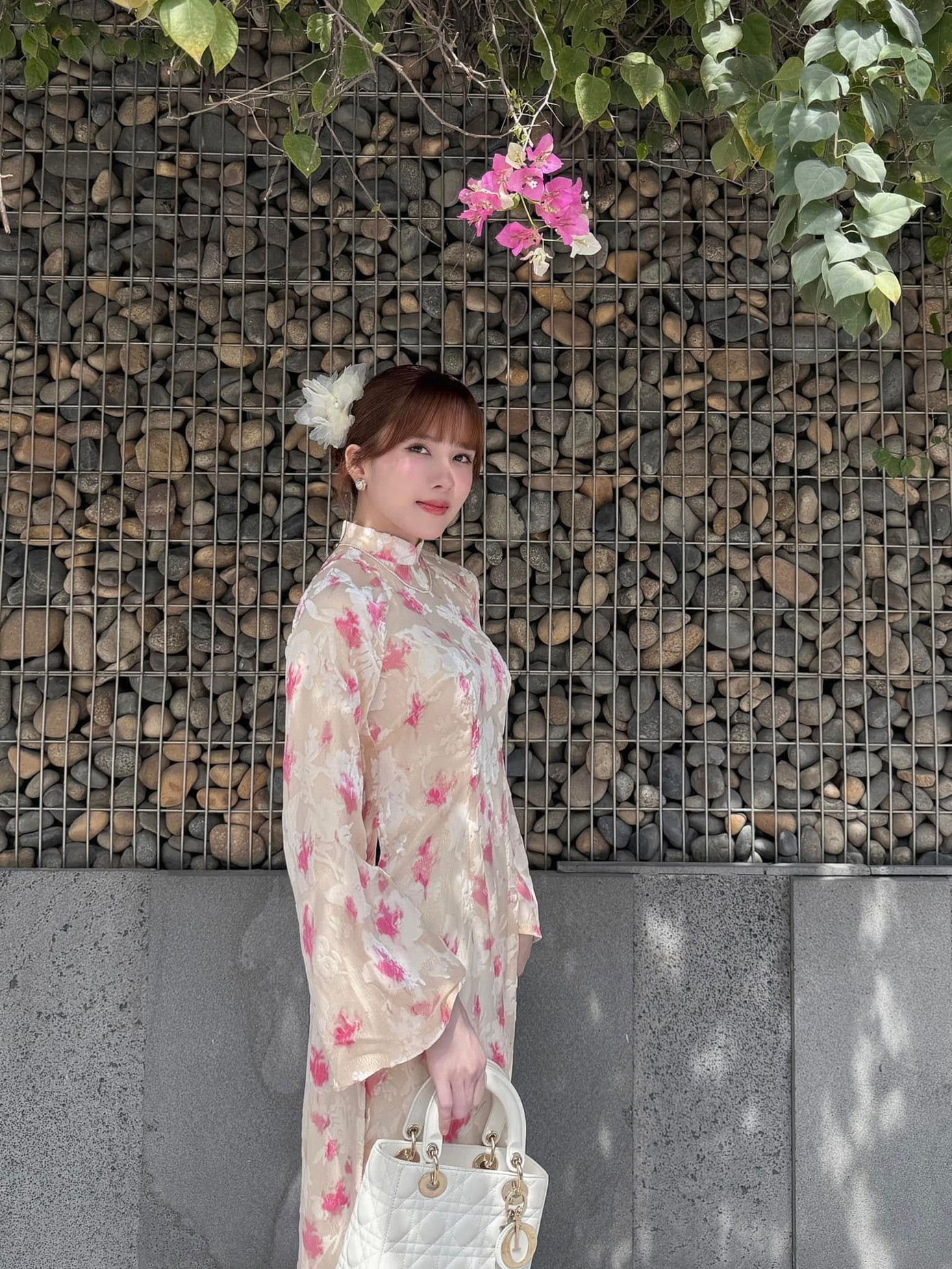 "Chị Đẹp" Thiều Bảo Trâm diện áo dài tông màu nhẹ nhàng. "Chị Đẹp" Thiều Bảo Trâm diện áo dài tông màu nhẹ nhàng.