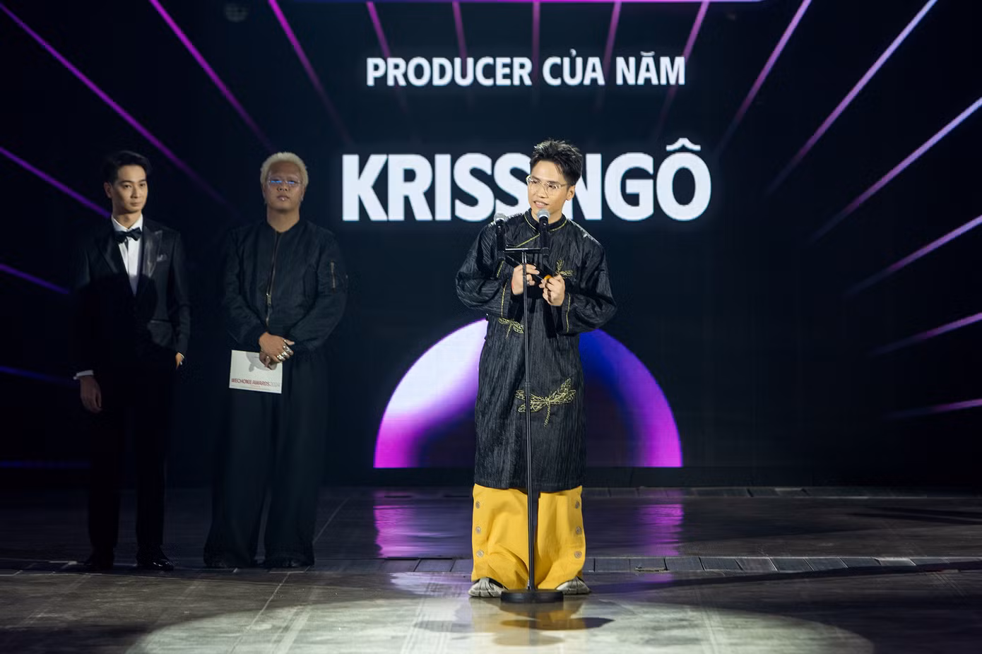 Hình ảnh Kriss Ngo lên nhận giải.