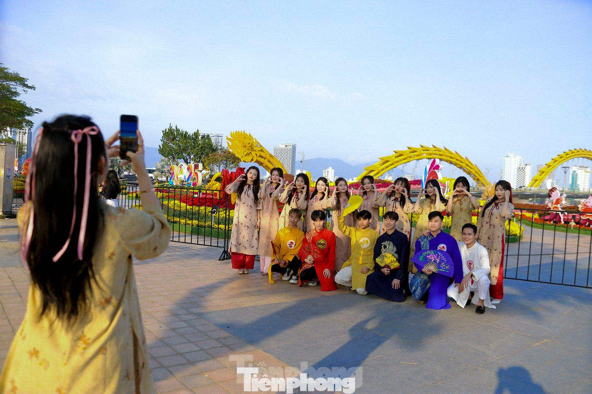 Dù chính thức mở cửa từ ngày 26/1 (tức 27 tháng Chạp) nhưng trước đó địa điểm này đã thu hút nhiều bạn trẻ đến check-in. Ảnh: Duy Quốc/TPO