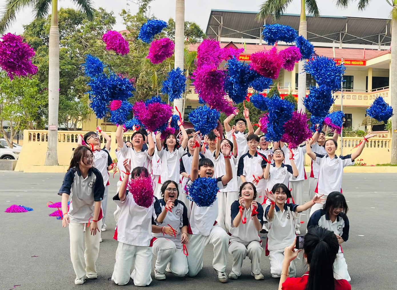 Ảnh: Đoàn trường THPT Hoàng Văn Thụ-UB-QN