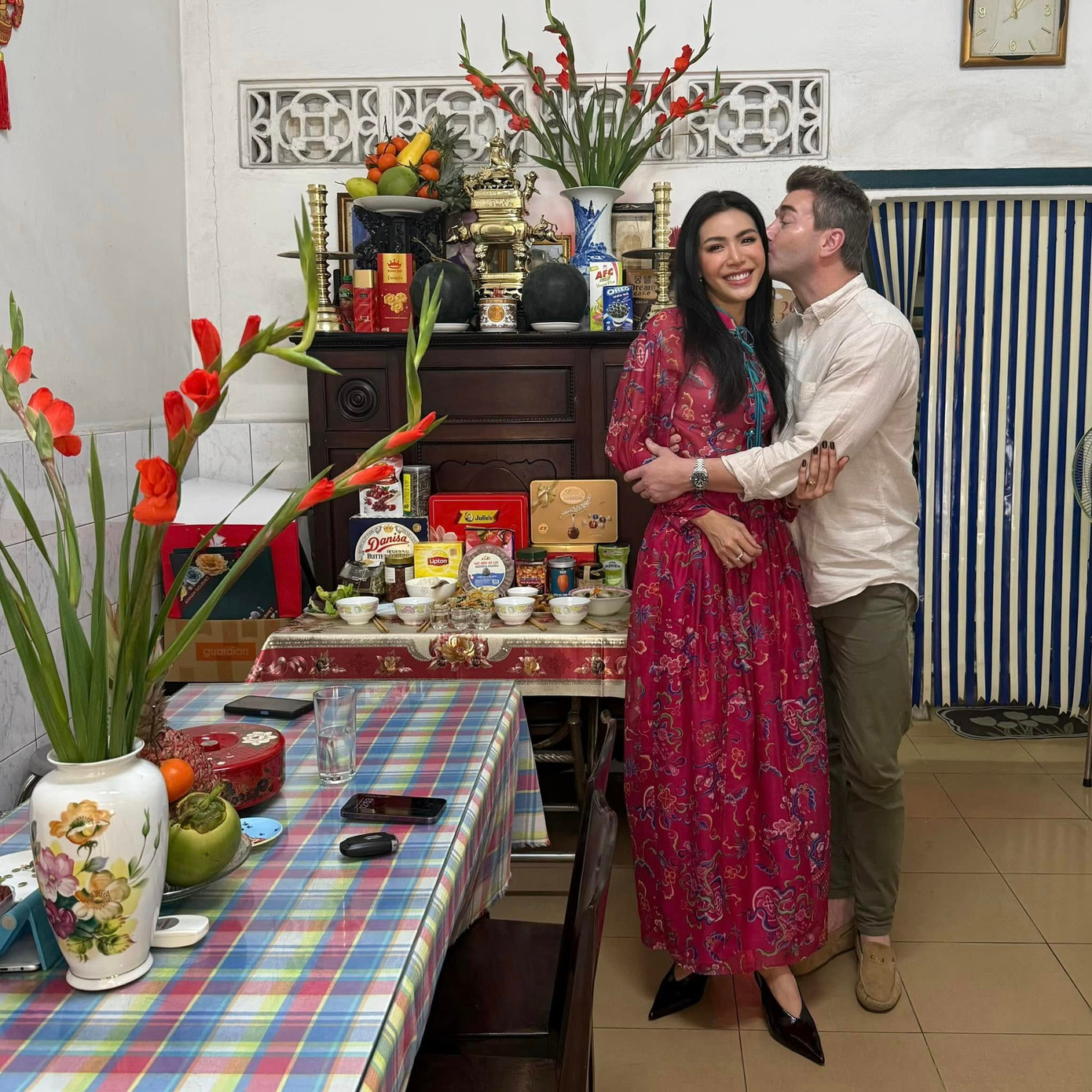 Siêu mẫu Minh Tú và chồng ngoại quốc đón Tết tại nhà mẹ ruột. Siêu mẫu Minh Tú và chồng ngoại quốc đón Tết tại nhà mẹ ruột.