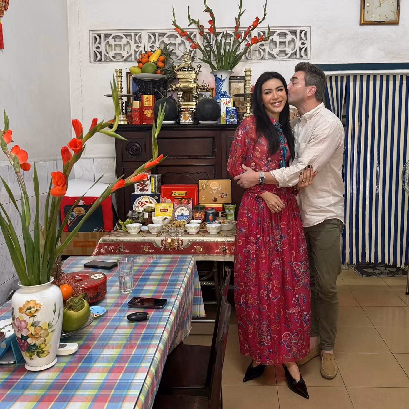 Siêu mẫu Minh Tú và chồng ngoại quốc đón Tết tại nhà mẹ ruột.