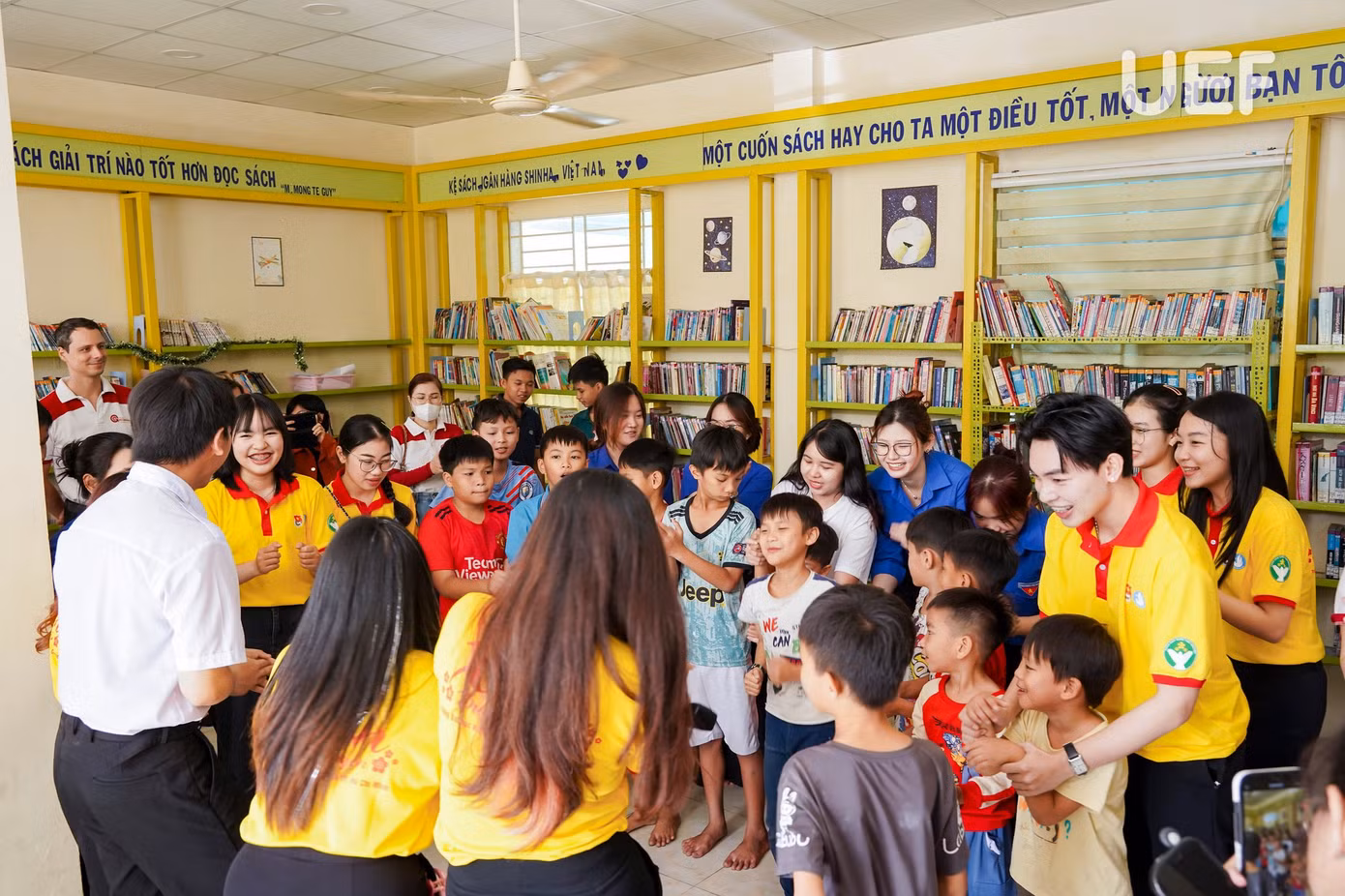 Các chiến sĩ áo xanh đã mang đến không gian đầy ắp tiếng cười qua các hoạt động. Ảnh: Hội Sinh viên Việt Nam TP. Hồ Chí Minh.