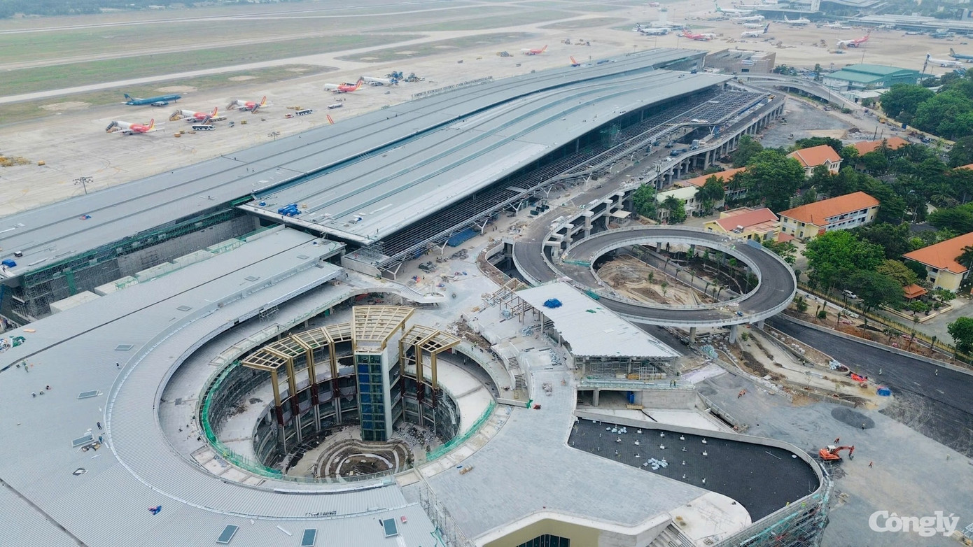 Tổng công ty Cảng hàng không Việt Nam (ACV - chủ đầu tư) cho biết, dự án đang hoàn thiện các hạng mục cuối, chuẩn bị thử nghiệm quy trình vận hành, ổn định hệ thống cùng công tác phục vụ hành khách. Ảnh: Báo Công Lý Tổng công ty Cảng hàng không Việt Nam (ACV - chủ đầu tư) cho biết, dự án đang hoàn thiện các hạng mục cuối, chuẩn bị thử nghiệm quy trình vận hành, ổn định hệ thống cùng công tác phục vụ hành khách. Ảnh: Báo Công Lý