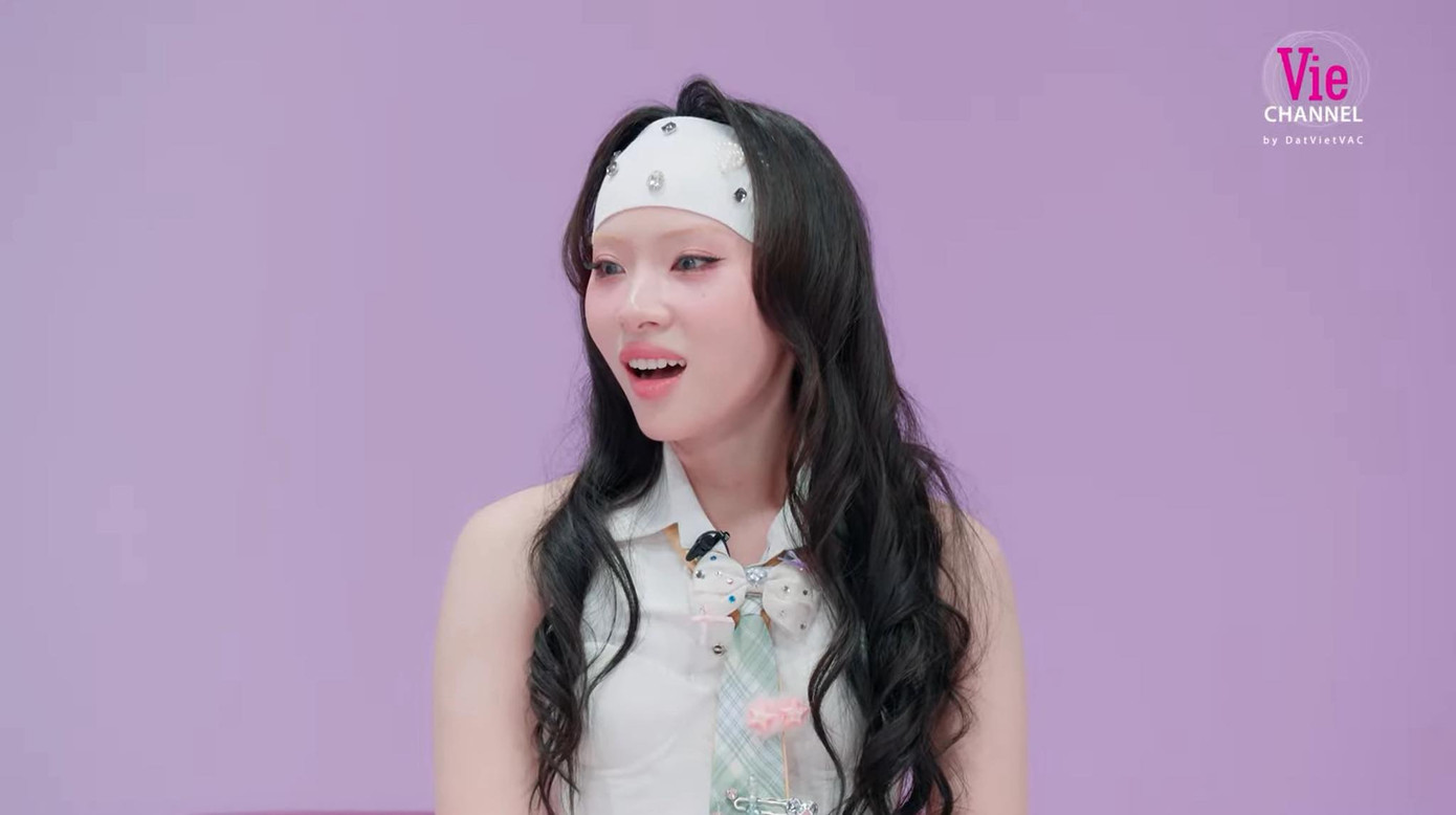 Từ một thí sinh từng bị nhận xét là ít nói và bị đánh giá hơi “chìm” trong tập thể, Mỹ Mỹ gây ấn tượng hơn khi buộc phải “kích hoạt chế độ đội trưởng”. Từ một thí sinh từng bị nhận xét là ít nói và bị đánh giá hơi “chìm” trong tập thể, Mỹ Mỹ gây ấn tượng hơn khi buộc phải “kích hoạt chế độ đội trưởng”.