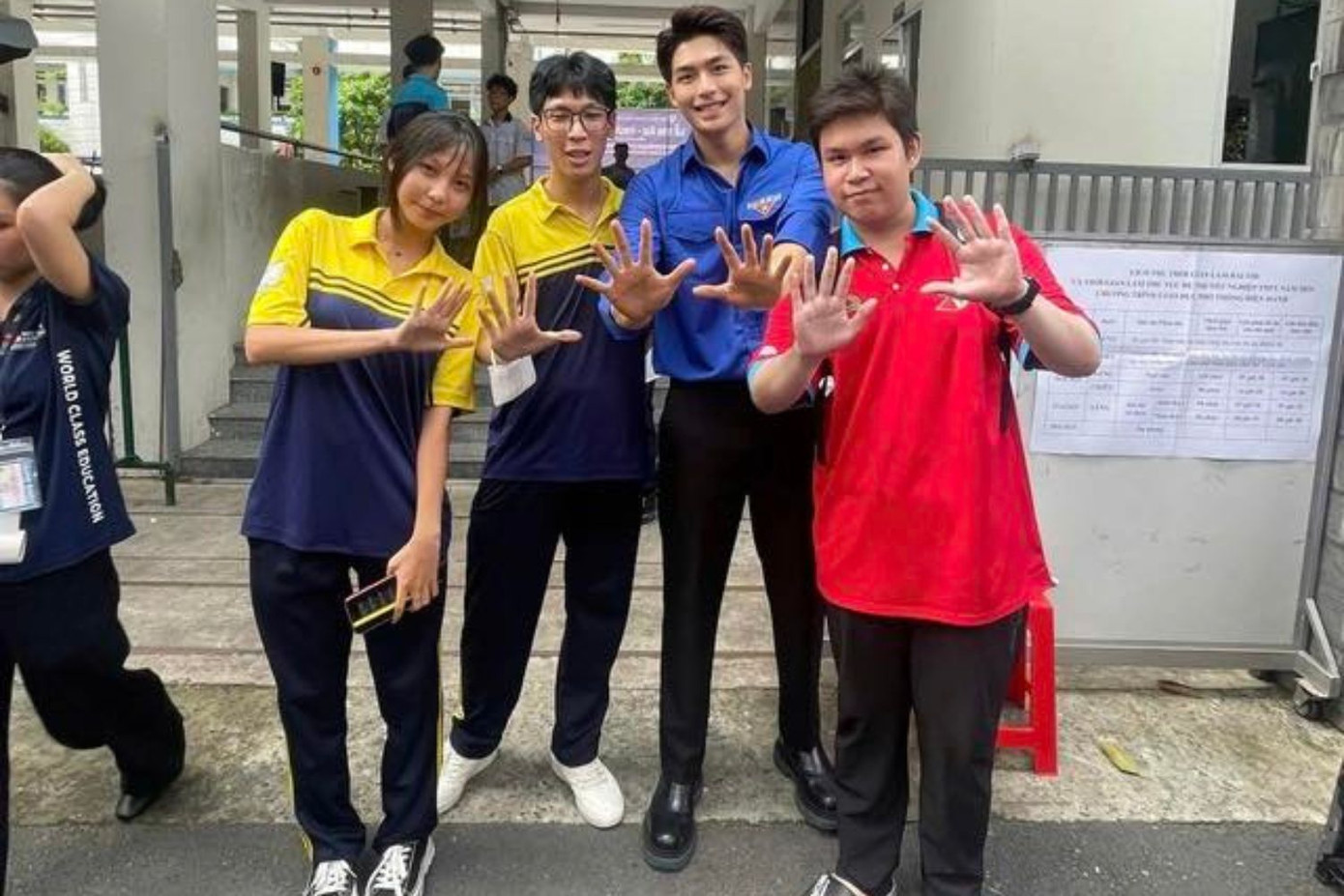 Quốc Anh chúc mừng các em 2K7 sau khi hoàn thành bài thi. Nguồn: Hóng Hớt Showbiz.