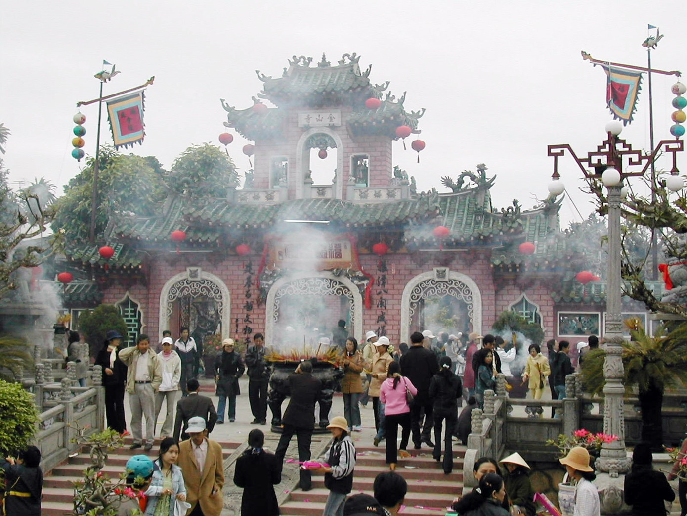 Tết Nguyên tiêu nơi đây cũng tấp nập và nhộn nhịp như dịp Tết Nguyên đán. Ảnh: HỒNG VIỆT/Báo Quảng Nam Tết Nguyên tiêu nơi đây cũng tấp nập và nhộn nhịp như dịp Tết Nguyên đán. Ảnh: HỒNG VIỆT/Báo Quảng Nam