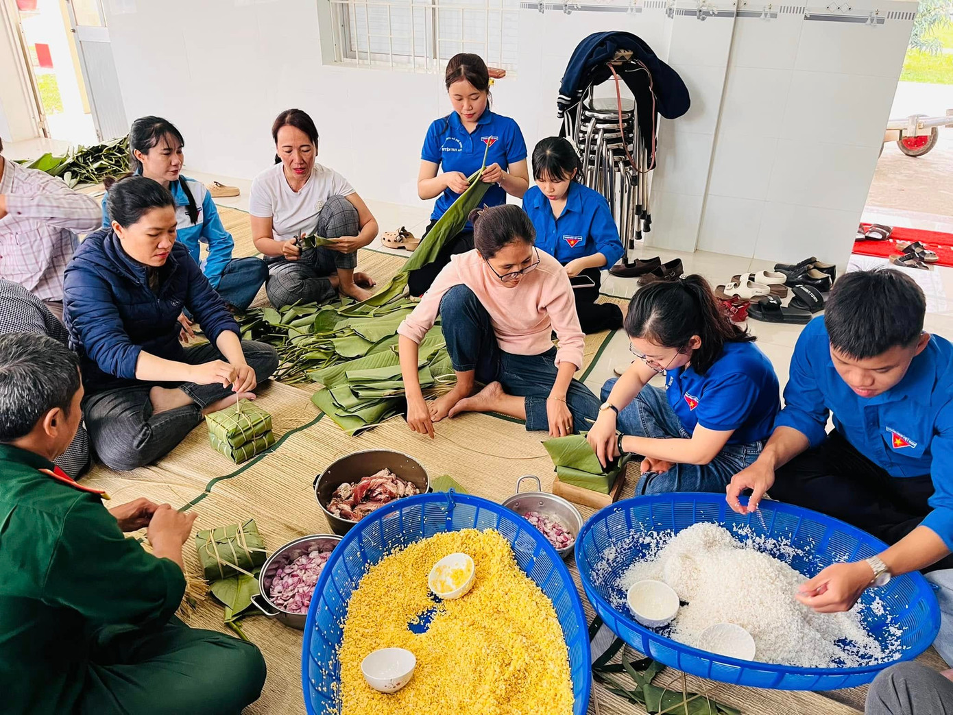 Các đoàn viên mỗi người một tay cùng nhau gói cả yêu thương vào chiếc bánh. Ảnh: Huyện đoàn Tuy An Các đoàn viên mỗi người một tay cùng nhau gói cả yêu thương vào chiếc bánh. Ảnh: Huyện đoàn Tuy An