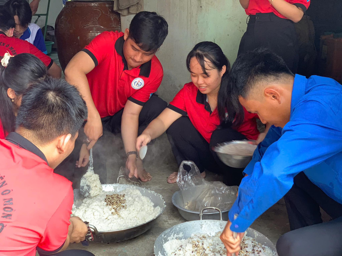 Các tình nguyện viên chuẩn bị nguyên liệu cho công đoạn gói bánh. Ảnh: Quận đoàn Ô Môn Các tình nguyện viên chuẩn bị nguyên liệu cho công đoạn gói bánh. Ảnh: Quận đoàn Ô Môn