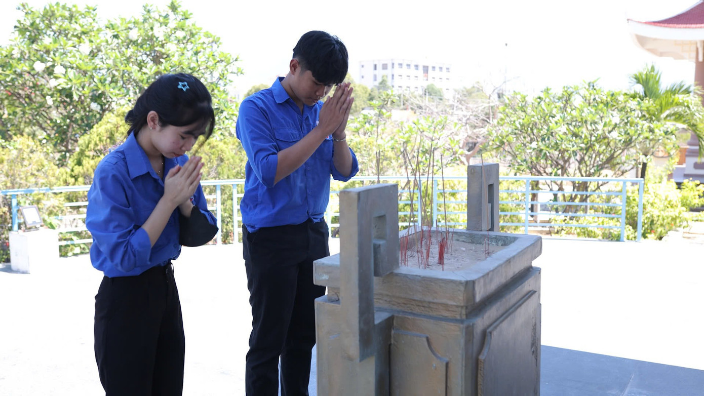 Ảnh: Đoàn trường THPT Lê Hồng Phong - Vạn Ninh Ảnh: Đoàn trường THPT Lê Hồng Phong - Vạn Ninh