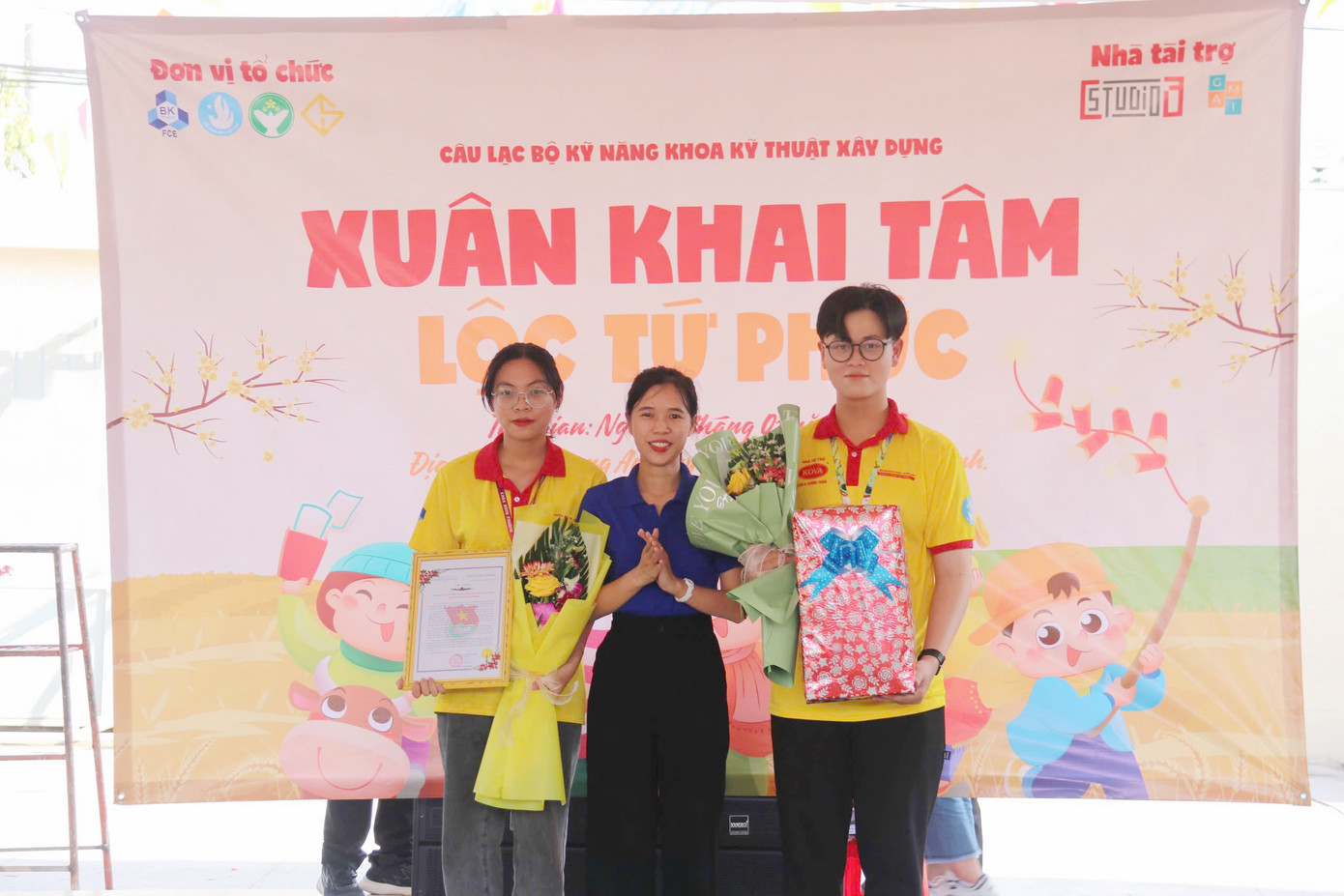 Bạn Ngọc Ý (trái) đại diện nhận thư cảm ơn của địa phương. Bạn Ngọc Ý (trái) đại diện nhận thư cảm ơn của địa phương.