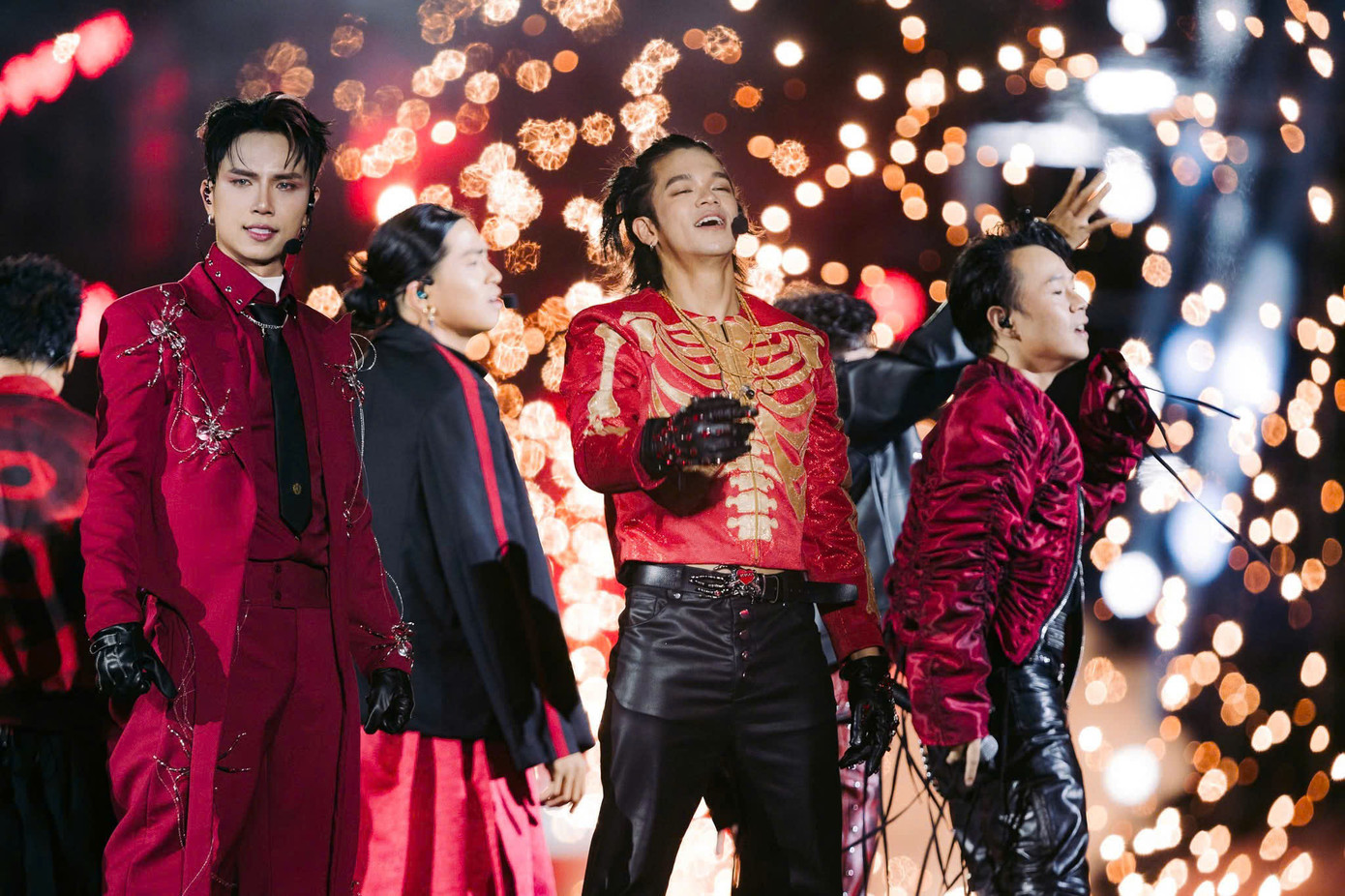 Concert ATVNCG D-3, 4 mang đến bữa tiệc âm nhạc hoành tráng với nhiều đổi mới: Sân khấu được "nâng cấp", dàn "anh tài" mang đến các bản phối mới "đỉnh nóc". Nguồn: Yeah1. Concert ATVNCG D-3, 4 mang đến bữa tiệc âm nhạc hoành tráng với nhiều đổi mới: Sân khấu được "nâng cấp", dàn "anh tài" mang đến các bản phối mới "đỉnh nóc". Nguồn: Yeah1.