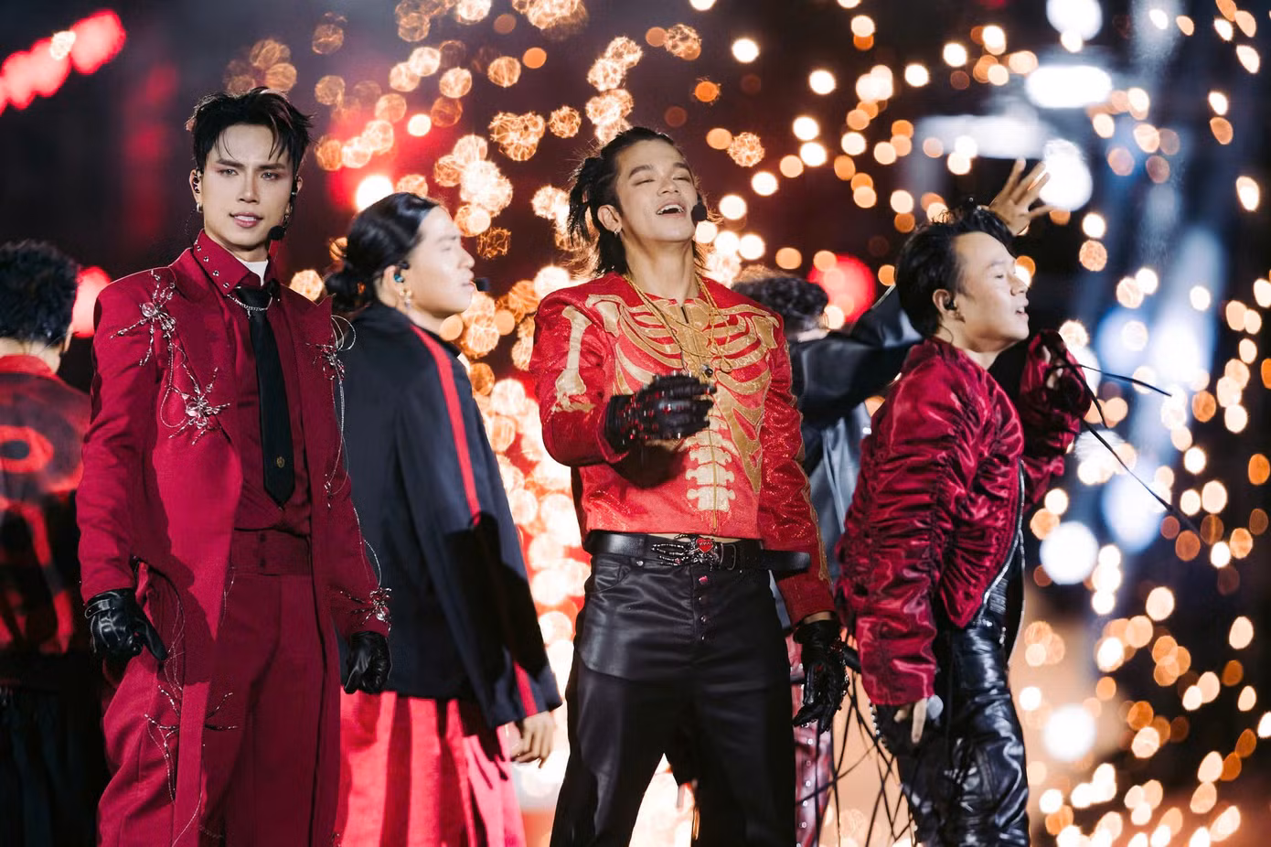 Concert ATVNCG D-3, 4 mang đến bữa tiệc âm nhạc hoành tráng với nhiều đổi mới: Sân khấu được "nâng cấp", dàn "anh tài" mang đến các bản phối mới "đỉnh nóc". Nguồn: Yeah1. Concert ATVNCG D-3, 4 mang đến bữa tiệc âm nhạc hoành tráng với nhiều đổi mới: Sân khấu được "nâng cấp", dàn "anh tài" mang đến các bản phối mới "đỉnh nóc". Nguồn: Yeah1.