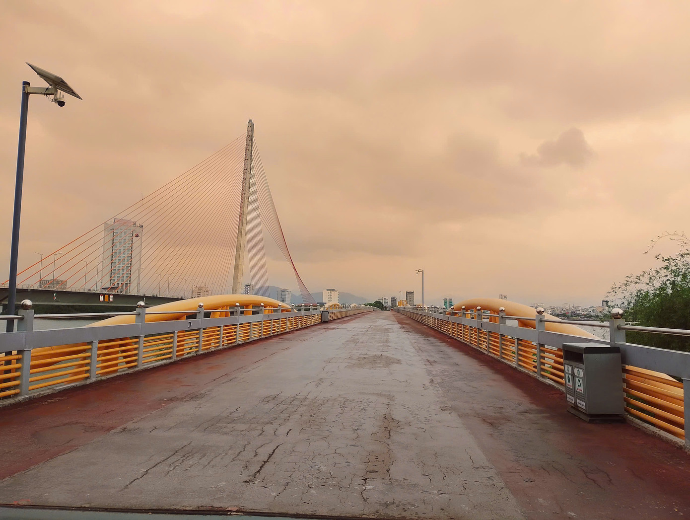Bạn có thể đứng trên cây cầu này, nhìn thẳng qua cầu Rồng, cầu Sông Hàn dưới sắc trời rực rỡ. Ảnh: Hữu Tùng